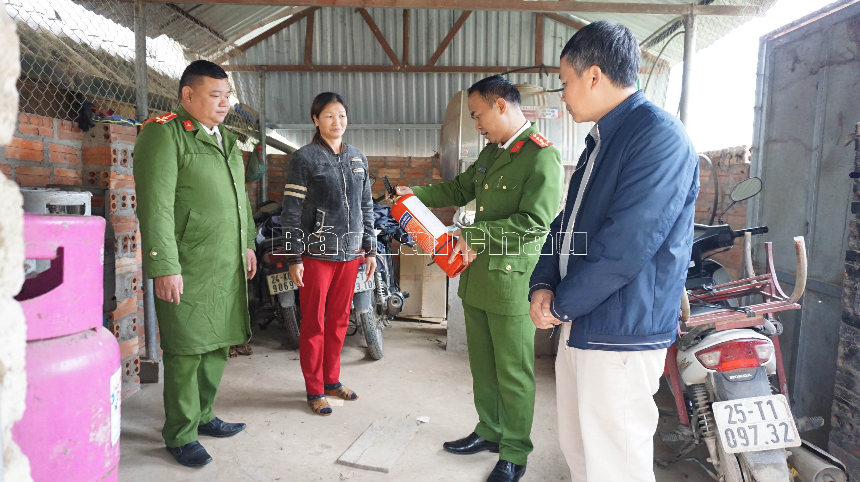 Lãnh đạo xã và Công an xã Mường Kim, huyện Than Uyên hướng dẫn hộ kinh doanh gas bản Nà Khương sử dụng bình chữa cháy.